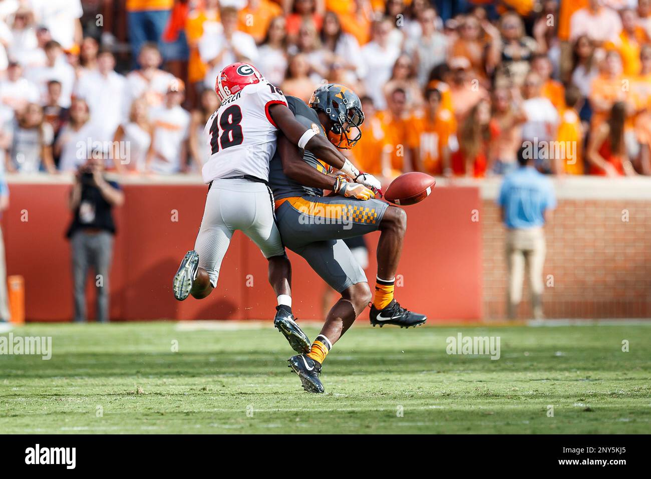 Georgia Bulldogs defensive back Deandre Baker (18) breaks up a pass intended or Tennessee Volunteers wide receiver Josh Palmer (5) during an NCAA football game, Saturday, September 30, 2017, in Knoxville, TN. (Paul Abell via AP) Banque D'Images