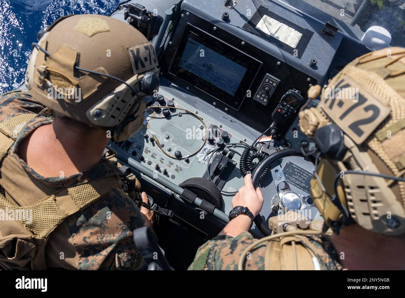 OCÉAN INDIEN (14 JANVIER 2023) – ÉTATS-UNIS Marines avec peloton de RAID maritime, 13th Marine Expeditionary Unit, observez devant un regard de mer vers l'avant infrarouge lors d'un exercice d'écran avant, le 14 janvier. Le MEU 13th est embarqué sur le groupe de préparation amphibie de l'île de Makin, composé du navire d'assaut amphibie USS Makin Island (LHD 8) et des navires de quai de transport amphibie USS John P. Murtha (LPD 26) et USS Anchorage (LPD 23), et opérant dans la zone d'opérations de la flotte américaine 7th. 7th Fleet est le U.S. La plus grande flotte numérotée déployée à l’avant de la Marine, interagit et opère régulièrement avec ses alliés et sa partie Banque D'Images