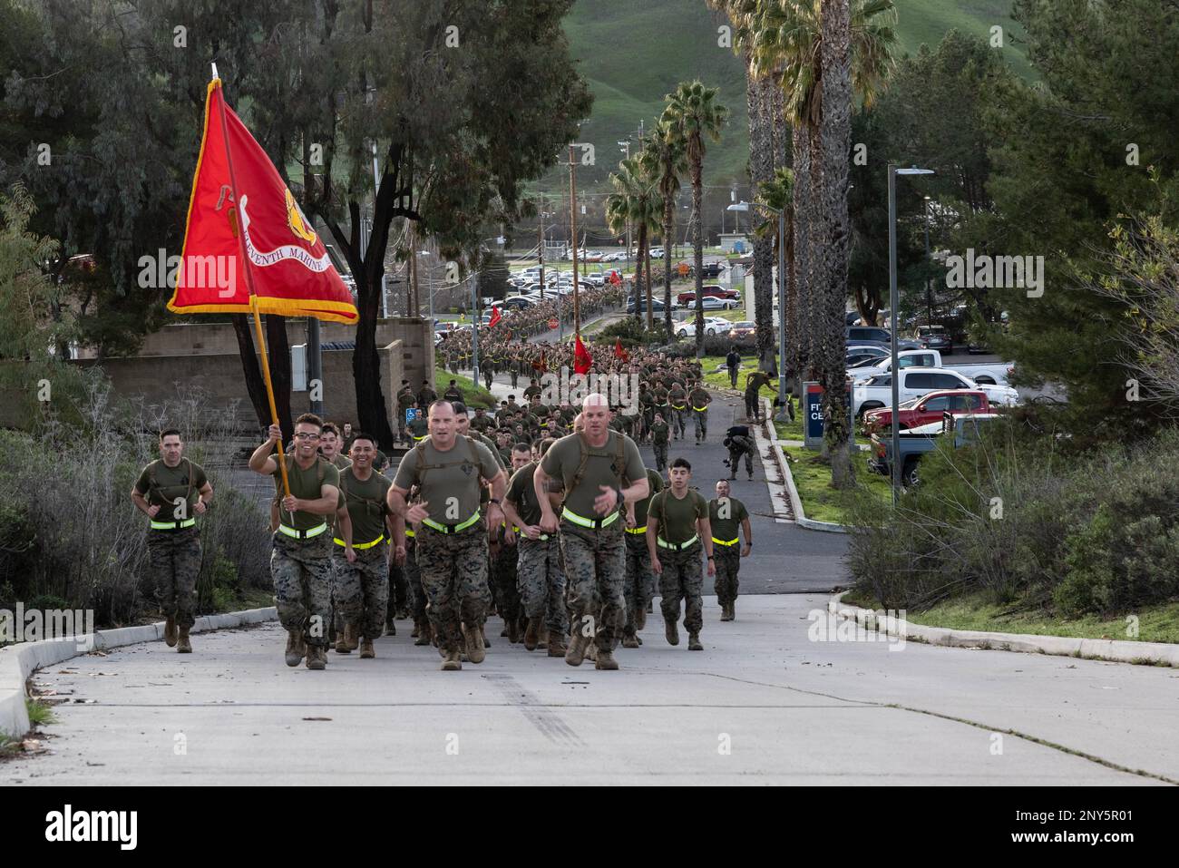 ÉTATS-UNIS Le colonel de la marine Patrick Eldridge, au centre, le commandant du 11th Marine Regiment, 1st Marine Division, et le Sgt. Jeffery Vandentop, à droite, le sergent-major de 11th Marines, dirigent une course régimentaire dans le cadre d'une St. Célébration de la Journée de Barbara au camp de base du corps des Marines Pendleton, Californie, le 12 janvier 2023. Les régiments d'artillerie du corps des Marines célèbrent St. Barbara, la sainte patronne des artilerymen, avec des événements de construction de camaraderie tels qu'une course régimentaire, le tug-de-guerre, les courses de relais et de Humvee tire. Banque D'Images