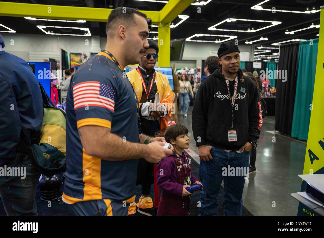 ÉTATS-UNIS Joshua Silva, spécialiste du programme religieux de la Marine 2nd, affecté à l’équipe esports de la Marine, Goals & Glory, joue Tekken 7 au FAN EXPO Portland. Goals & Glory se consacre à la sensibilisation et à l'engagement avec les membres de la communauté de jeu, en présentant la vie et les opportunités disponibles dans la Marine. Banque D'Images