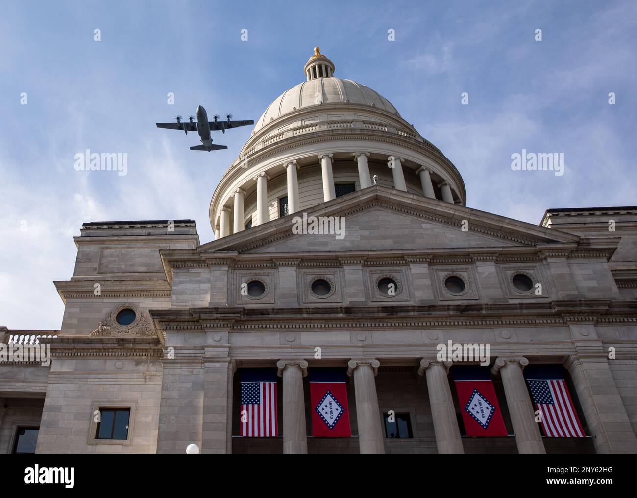 La bande militaire de 106th a joué à l'inauguration du gouverneur de l'État de l'Arkansas en 47th sur les marches du capitole de l'État à Little Rock, Arkansas, 10 janvier 2023. La gouverneure Sarah Huckabee Sanders a prononcé son discours inaugural après avoir prêté serment et être devenue la première femme gouverneur de l'Arkansas. Banque D'Images