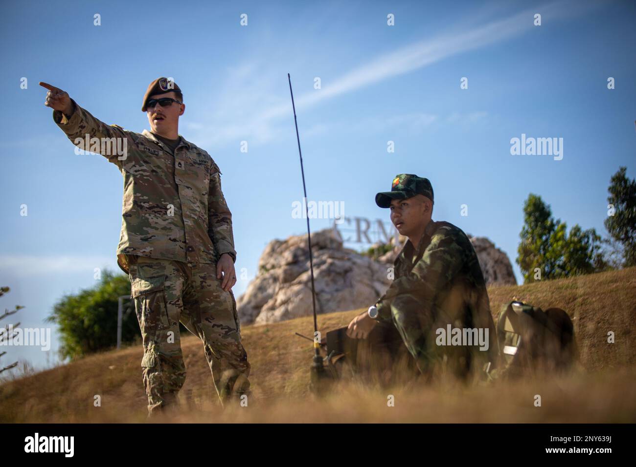 Sgt. 1st classe Timothy Phillips, officier responsable du soutien aux incendies, équipe de conseillers de la compagnie 5230, fournit des instructions relatives aux incendies liées au ciblage de l'ennemi avec les cadets de l'Armée royale thaïlandaise, à Ko Chan, en Thaïlande, le 19 janvier 2023. Les conseillers de la SFAB travaillent avec les cadets de la RTA en Thaïlande pour les préparer à la compétition Sandhurst aux États-Unis en avril. Banque D'Images