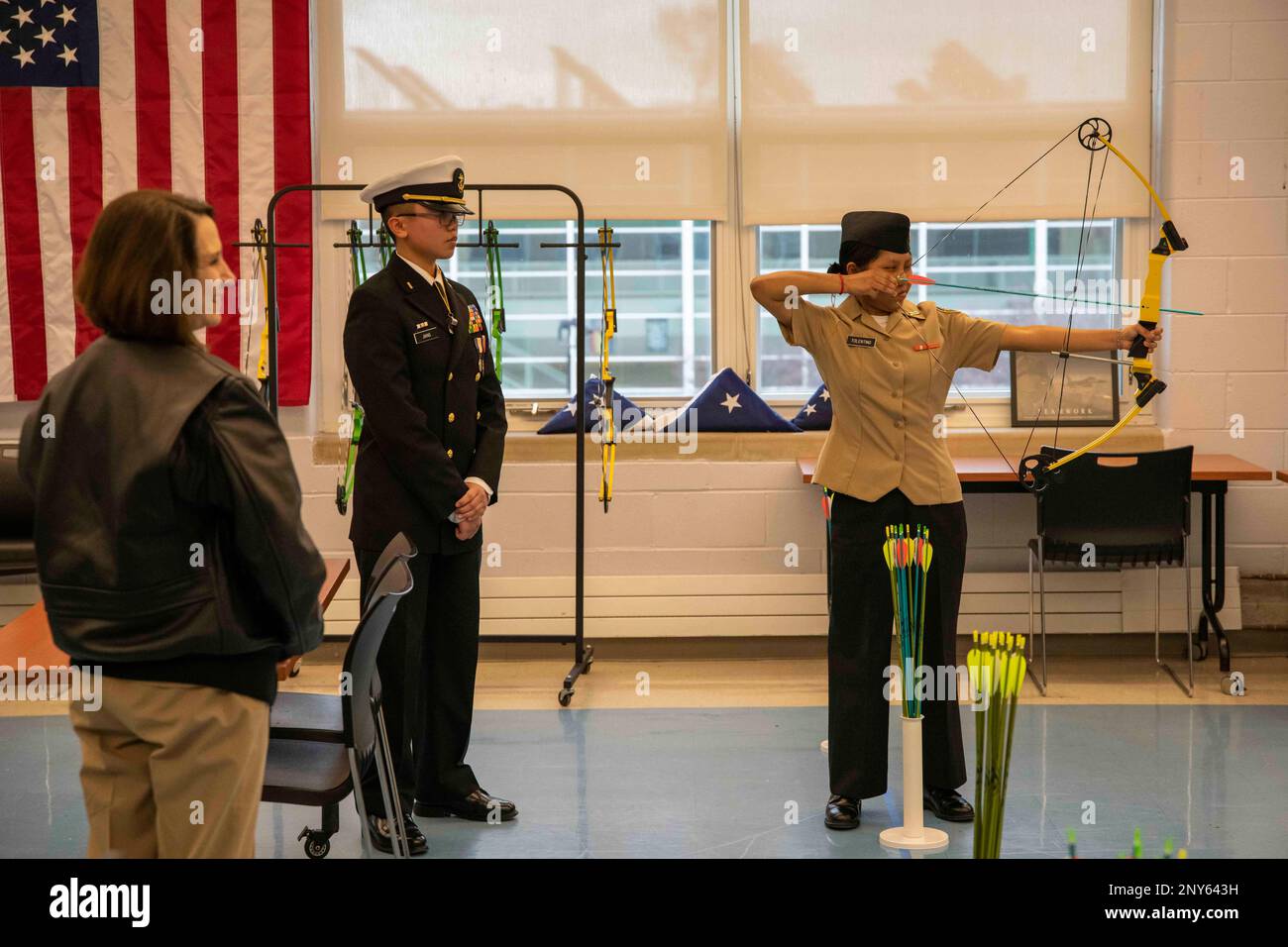 CHICAGO (20 janvier 2023) Jennifer Couture, commandant du Commandement de l'instruction du Service naval (NSTC) (à gauche), regarde une démonstration de tir à l'arc donnée par un corps d'instruction des officiers de réserve juniors de la Marine (NJROTC) du Collège George Westinghouse Prep High School (à droite) dans le cadre d'une visite du site du NJROTC, le 20 janvier. Couture et son personnel de la NSTC, dont le siège social est situé à la base navale de Great Lakes, dans l'Illinois, supervisent le programme de la NJROTC, qui comprend plus de 600 unités aux États-Unis. Banque D'Images