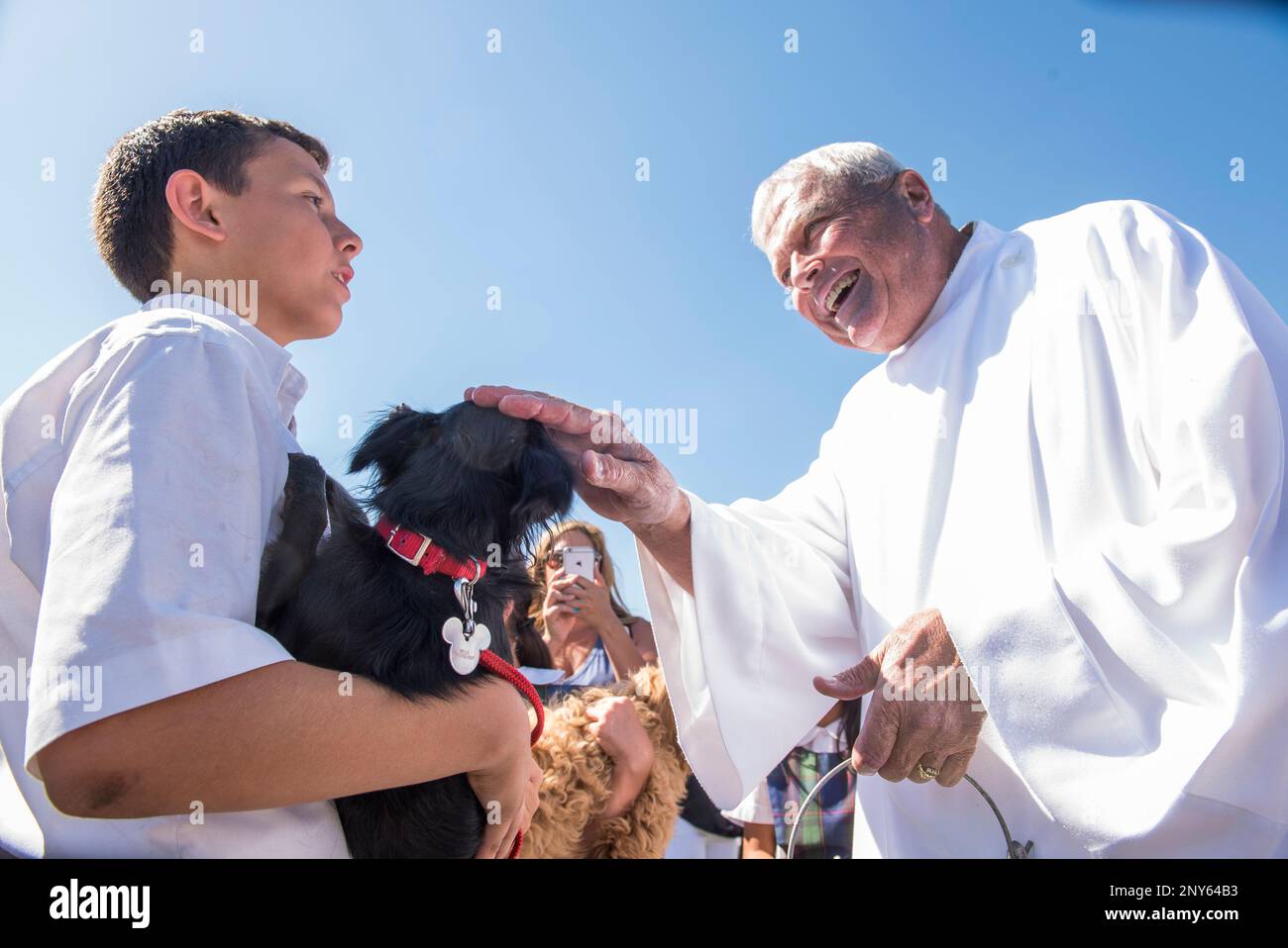 Father Fred Bailey blesses a student's pet dog during a blessing of the animals at St. Francis of Assisi school in Yorba Linda on Wednesday, October 4, 2017. (Matt Masin/The Orange County Register via AP) Banque D'Images