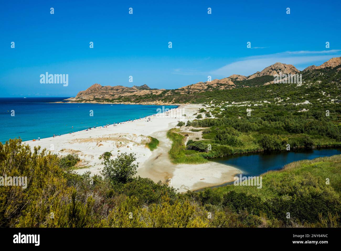 Plage de sable et montagnes, Plage de lOstriconi, près de Lile-Rousse, Département haute-Corse, Corse, Mer Méditerranée, France Banque D'Images