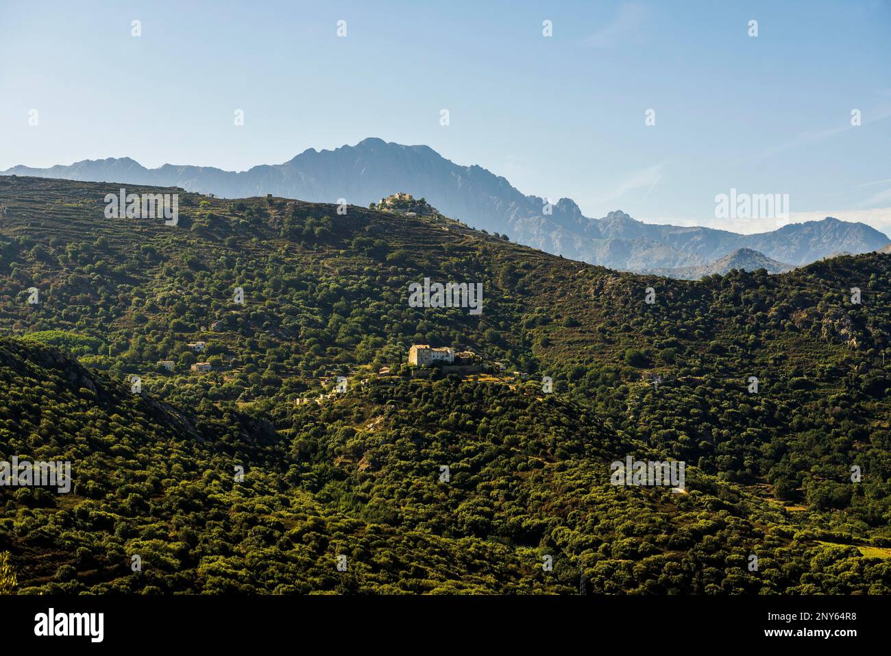 Villages de montagne et montagnes, près de Corbara, Balagne, département de haute-Corse, Corse, Mer Méditerranée, France Banque D'Images