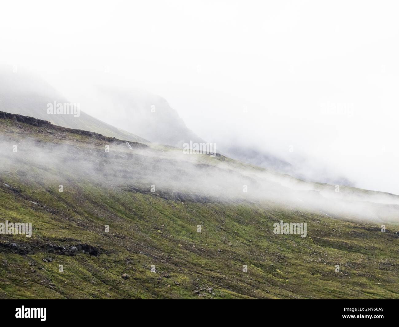 Des nuages de brouillard traversent le plateau solitaire, près d'Egilsstadir, en Islande Banque D'Images