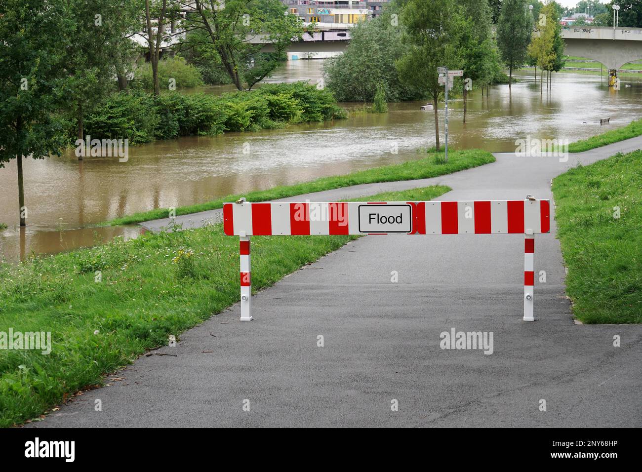 barrière anti-inondation, route bloquée en raison d'inondations Banque D'Images