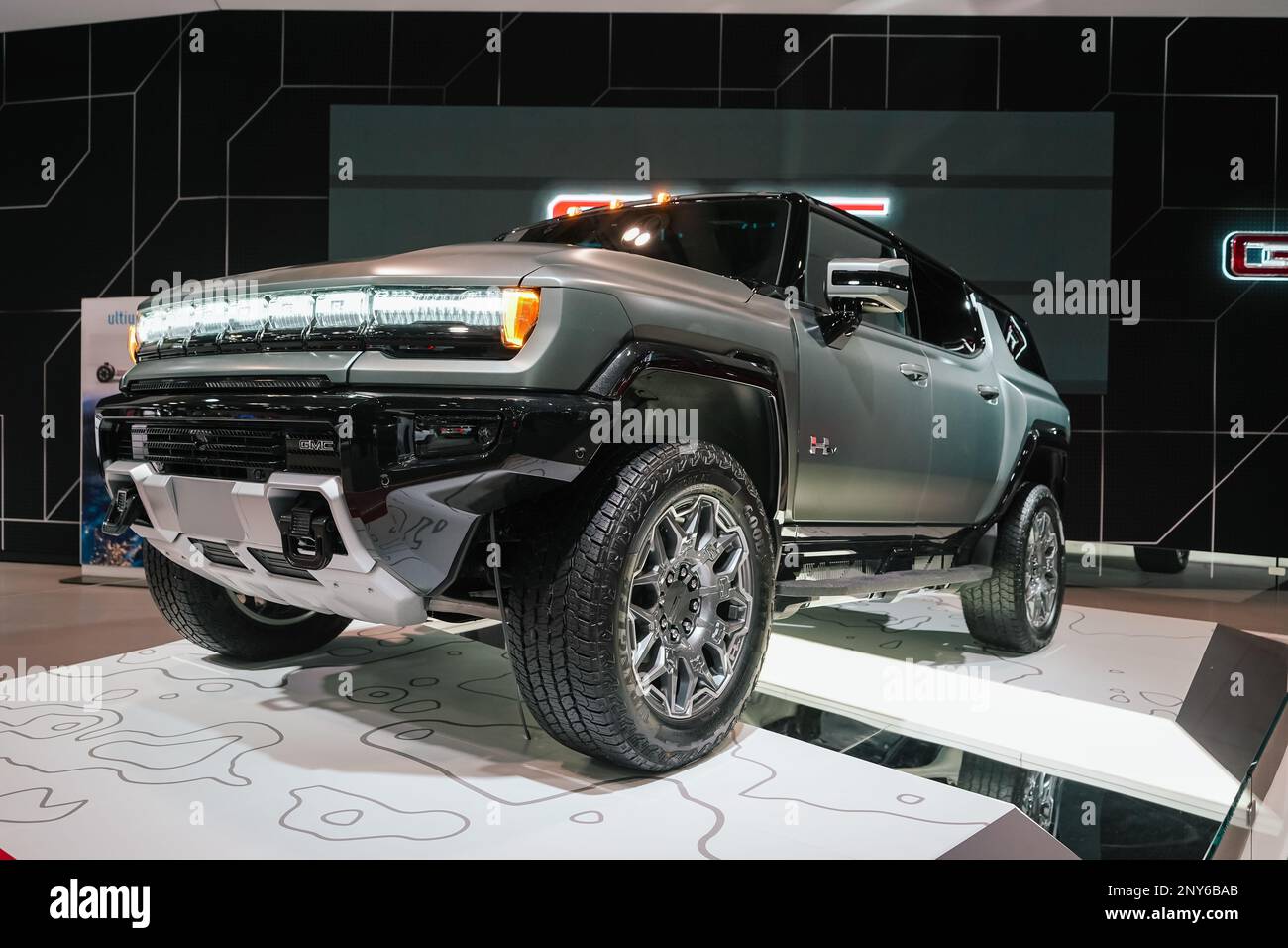 Véhicule Hummer EV de GMC en gris foncé, exposé lors d'un salon de l'auto Banque D'Images