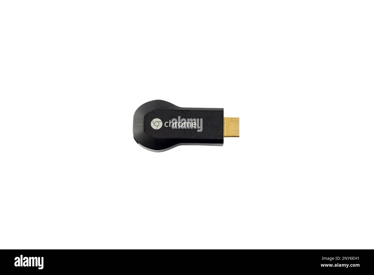 Dongle HDMI Chromecast Smart tv de première génération isolé sur fond blanc. 17 février 2023: Swat, Pakistan. Banque D'Images