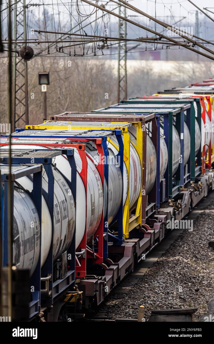 Train de marchandises avec wagon-citerne sur le chemin, Stuttgart, Bade-Wurtemberg, Allemagne Banque D'Images