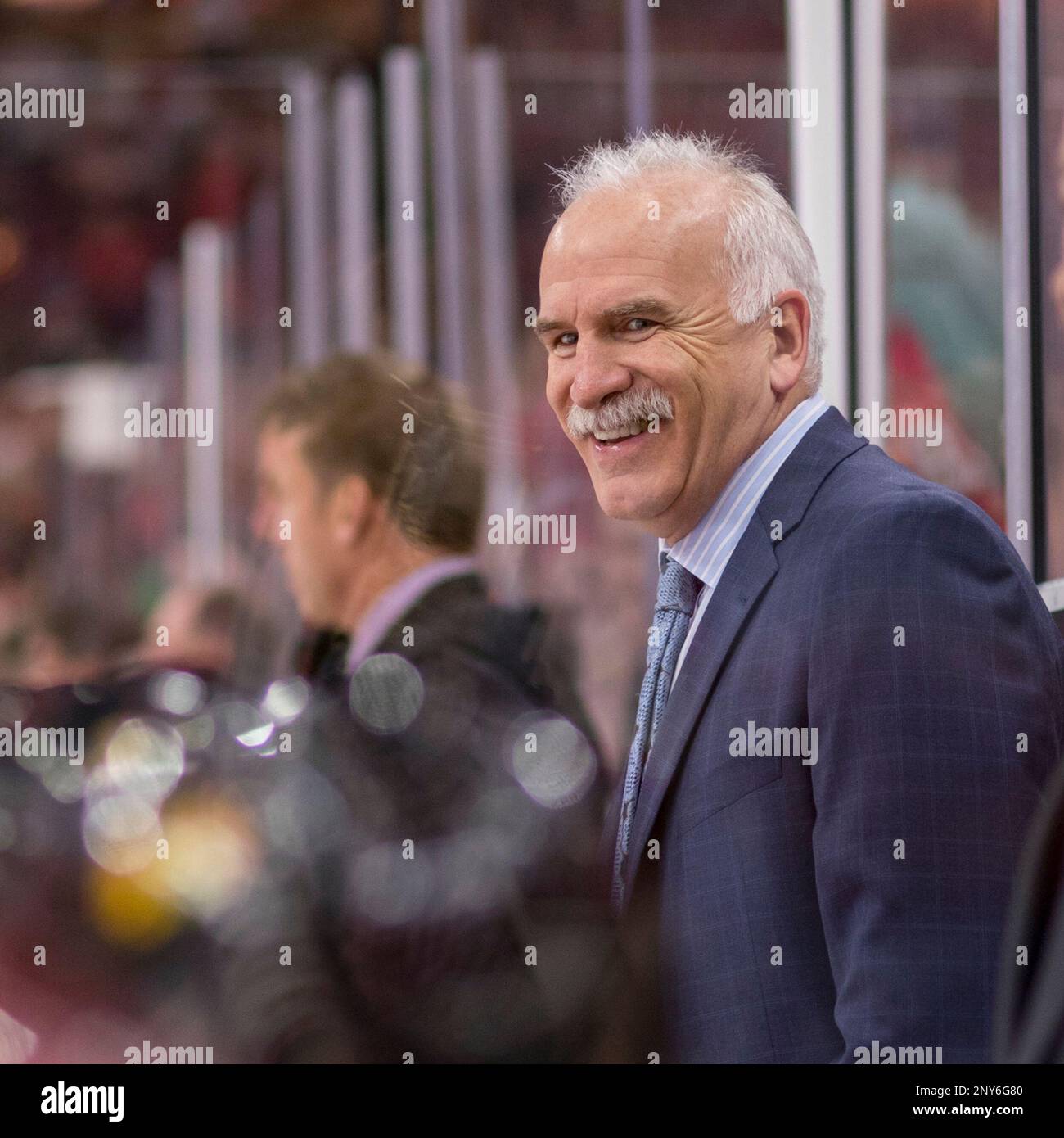 October 07, 2017: Chicago, Illinois, U.S. - Blackhawks Head Coach Joel Quenneville talks to his players during the National Hockey League game between the Chicago Blackhawks and the Columbus Blue Jackets at the United Center in Chicago, IL. Photographer: Mike Wulf (Cal Sport Media via AP Images) Banque D'Images