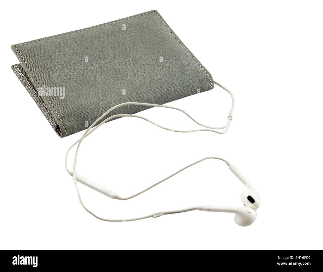 Écouteurs et livres sur fond blanc isolé. Concept de livre audio Banque D'Images