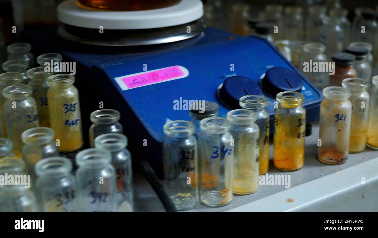 Tubes à essai chimiques en laboratoire. Stock métrage.petits pots avec inscriptions d'éléments chimiques en verre debout les uns à côté des autres. Élevée Banque D'Images