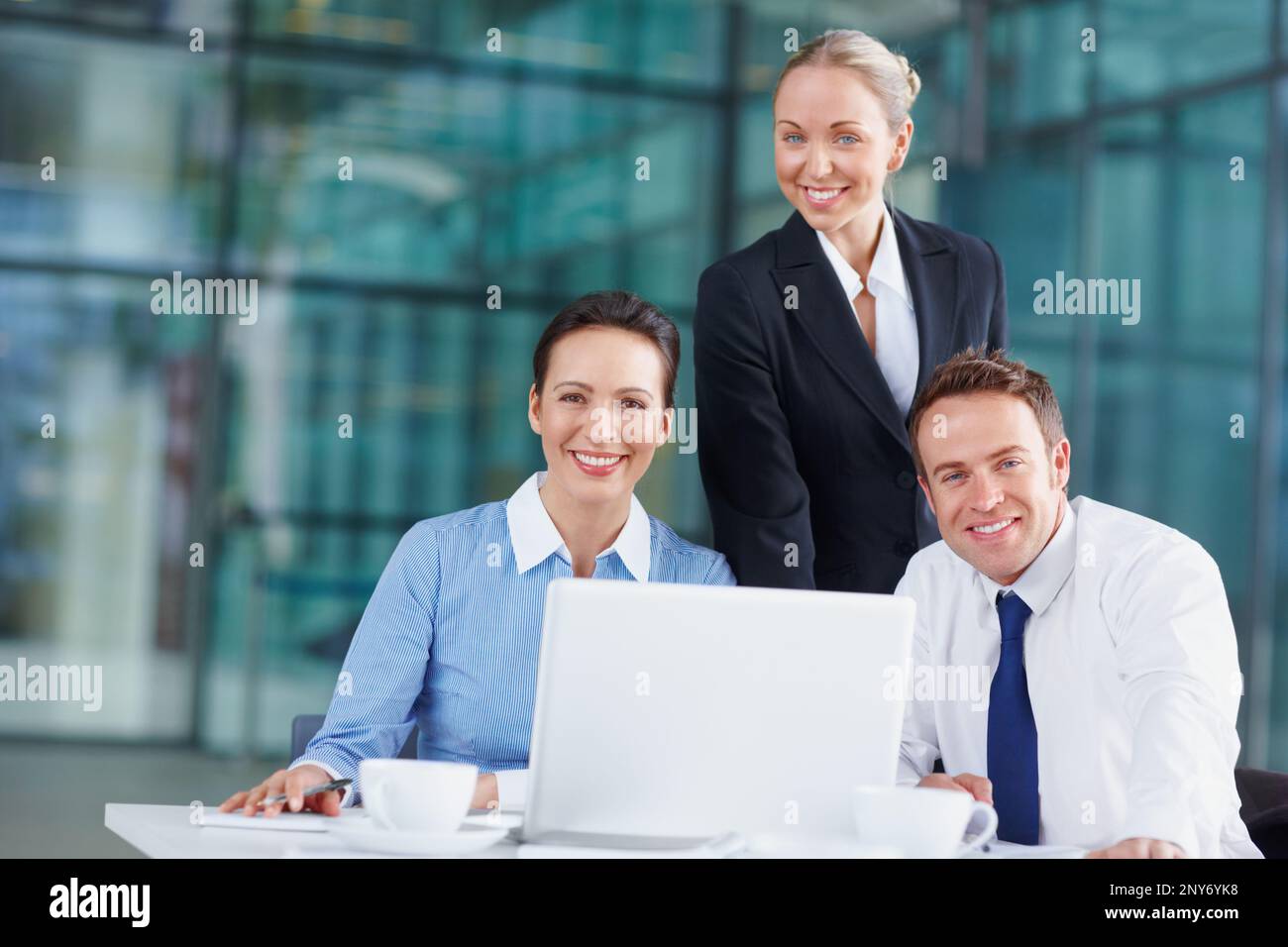 L'équipe de rêve de l'entreprise. Trois collaborateurs travaillent ensemble au cours d'une réunion. Banque D'Images