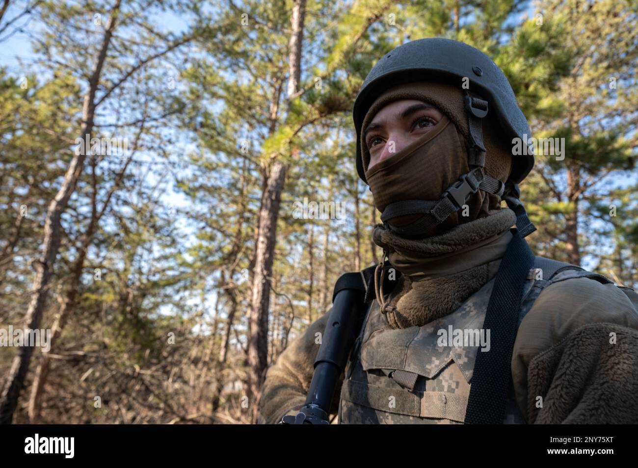 ÉTATS-UNIS Classe Airman 1st de la Force aérienne Lyric Drinkwine, étudiant à l'extérieur de la formation prédéploiement Wire, balaie un secteur d'incendie tout en assurant la sécurité de la zone d'opérations de la base commune McGuire-dix-Lakehurst (New Jersey), le 2 février 2023. Cette formation tactique permet aux étudiants de pratiquer la technique « tirer, déplacer, communiquer » pour préparer les étudiants à des scénarios à risque élevé qu'ils peuvent rencontrer lorsqu'ils sont déployés. OTW place les étudiants dans des scénarios d'entraînement réalistes et intenses utilisés pour enseigner des compétences telles que le contrôle des armes, les techniques de combat, les communications, les mouvements montés et démontés et la navigation terrestre Banque D'Images