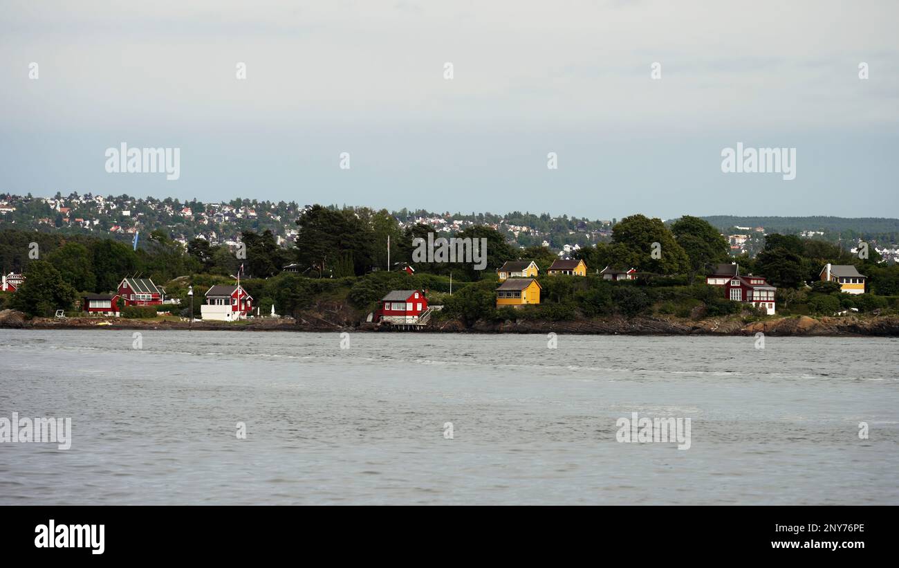 Paysage naturel avec rivière ondulée et maisons au bord de la côte. Action. Campagne, vue sur la rivière sur une petite ville et arbres verts Banque D'Images
