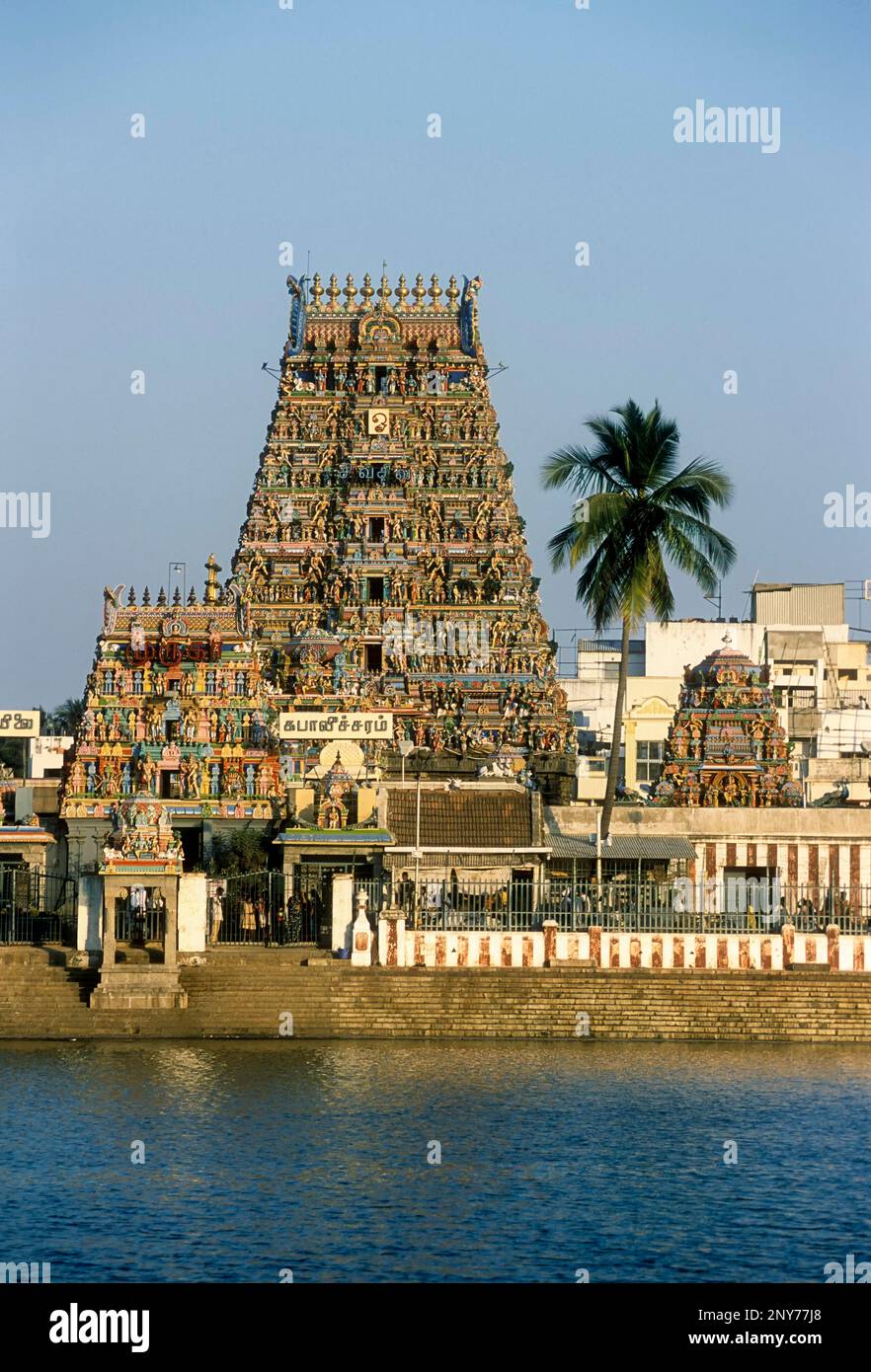 Temple de Kapaleeswarar avec réservoir sacré à Mylapore à Chennai, Madras, Tamil Nadu, Inde Banque D'Images