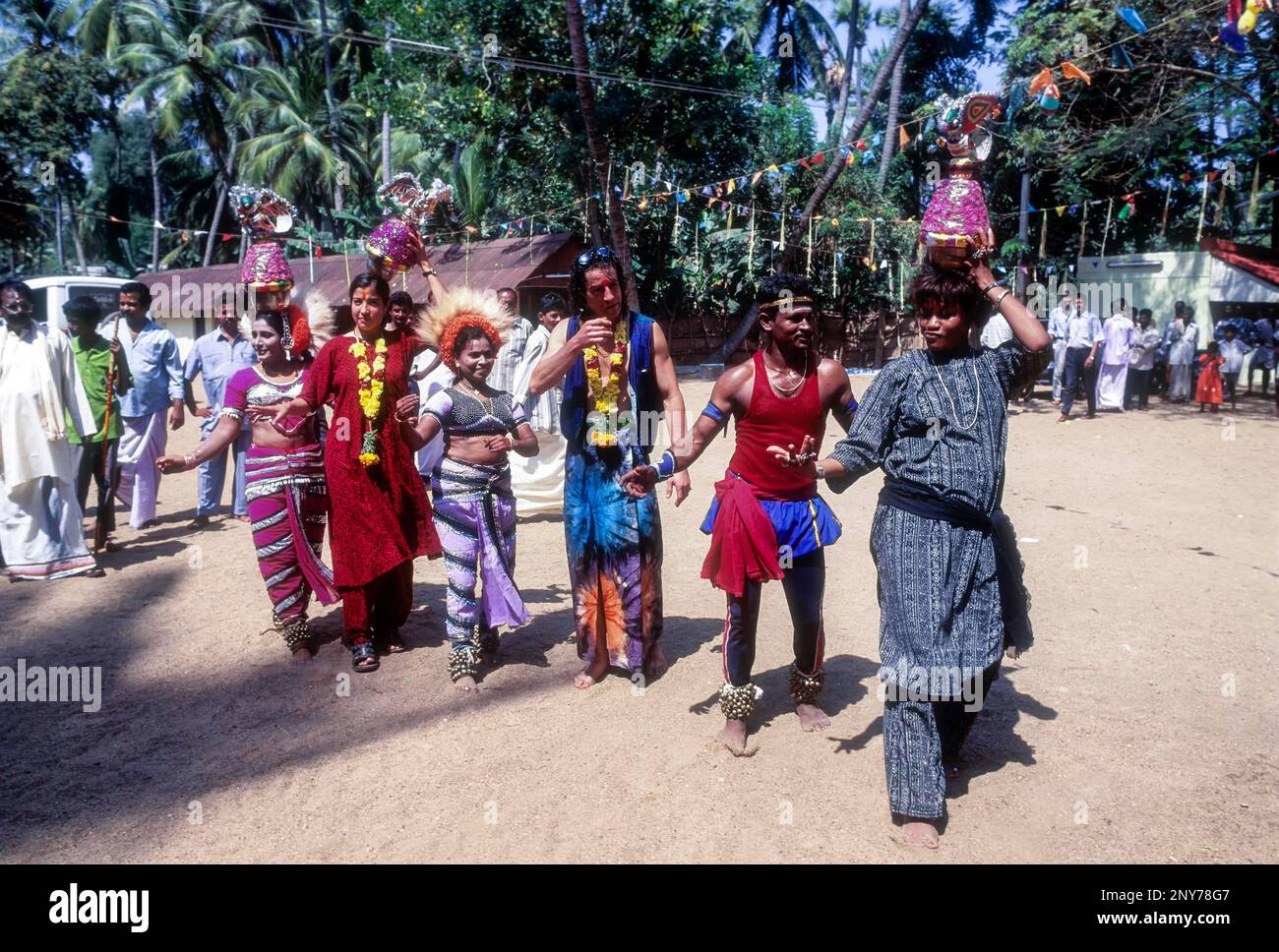 Touristes étrangers participant aux danseurs folkloriques locaux à Madurai, Tamil Nadu, Inde Banque D'Images