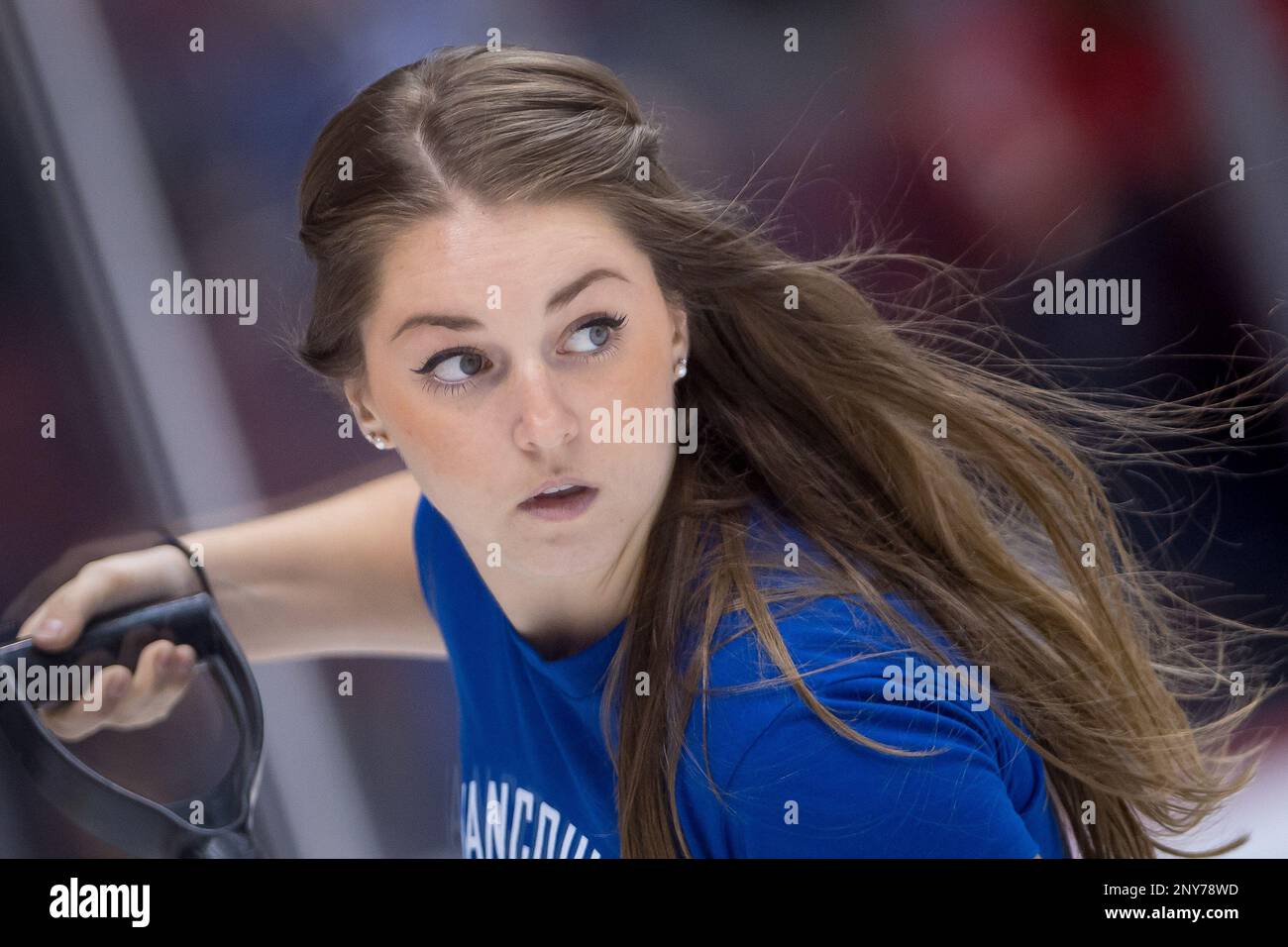 September 28, 2017: Canucks ice girl during NHL game between the Calgary Flames and the Vancouver Canucks at Rogers Arena in Vancouver, Canada. Dom Gagne/CSM (Cal Sport Media via AP Images) Banque D'Images