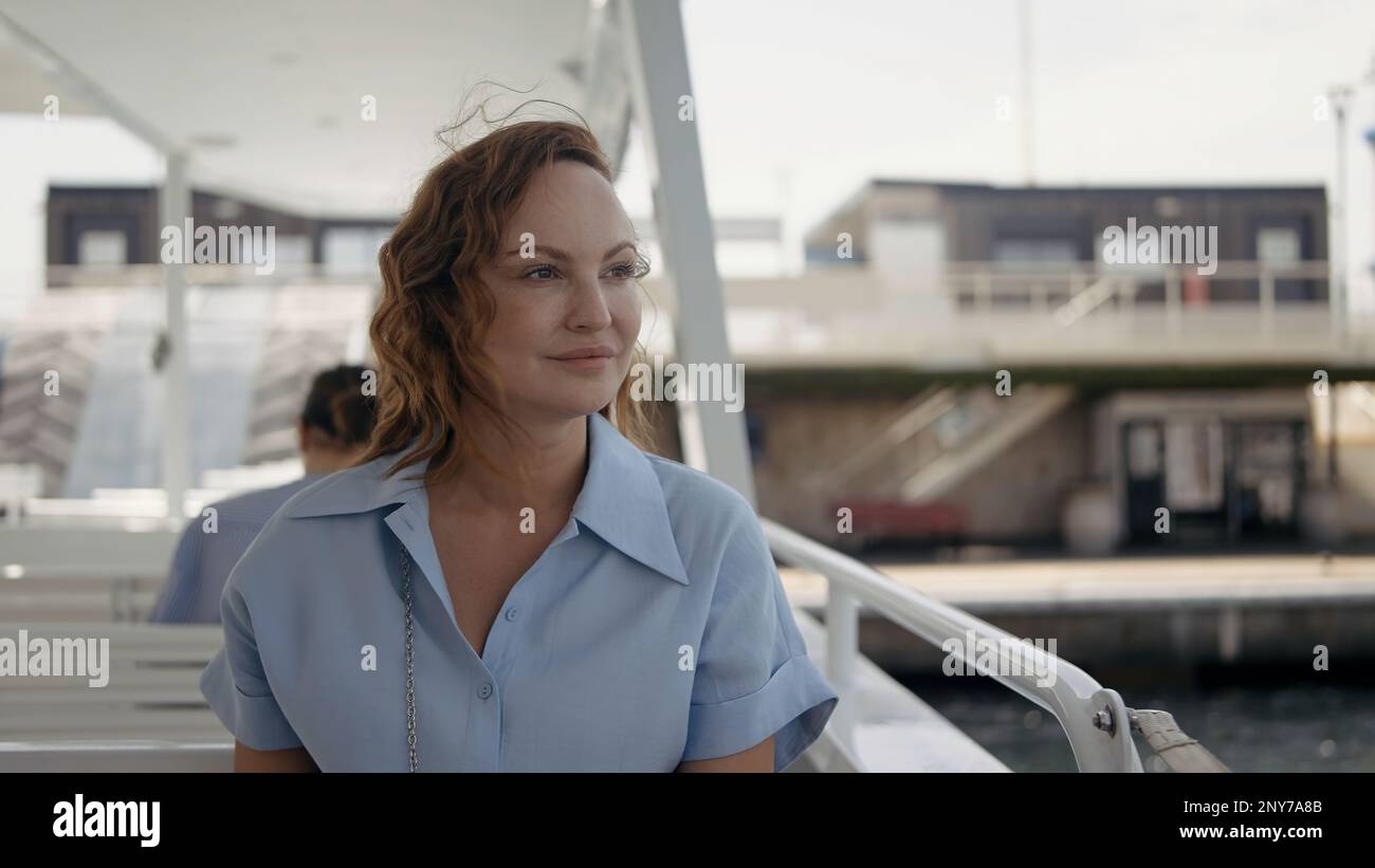 Portrait d'une jeune femme heureuse avec des cheveux bouclés soufflés par le vent. Action. Femme voyageur sur un yacht avant le voyage Banque D'Images