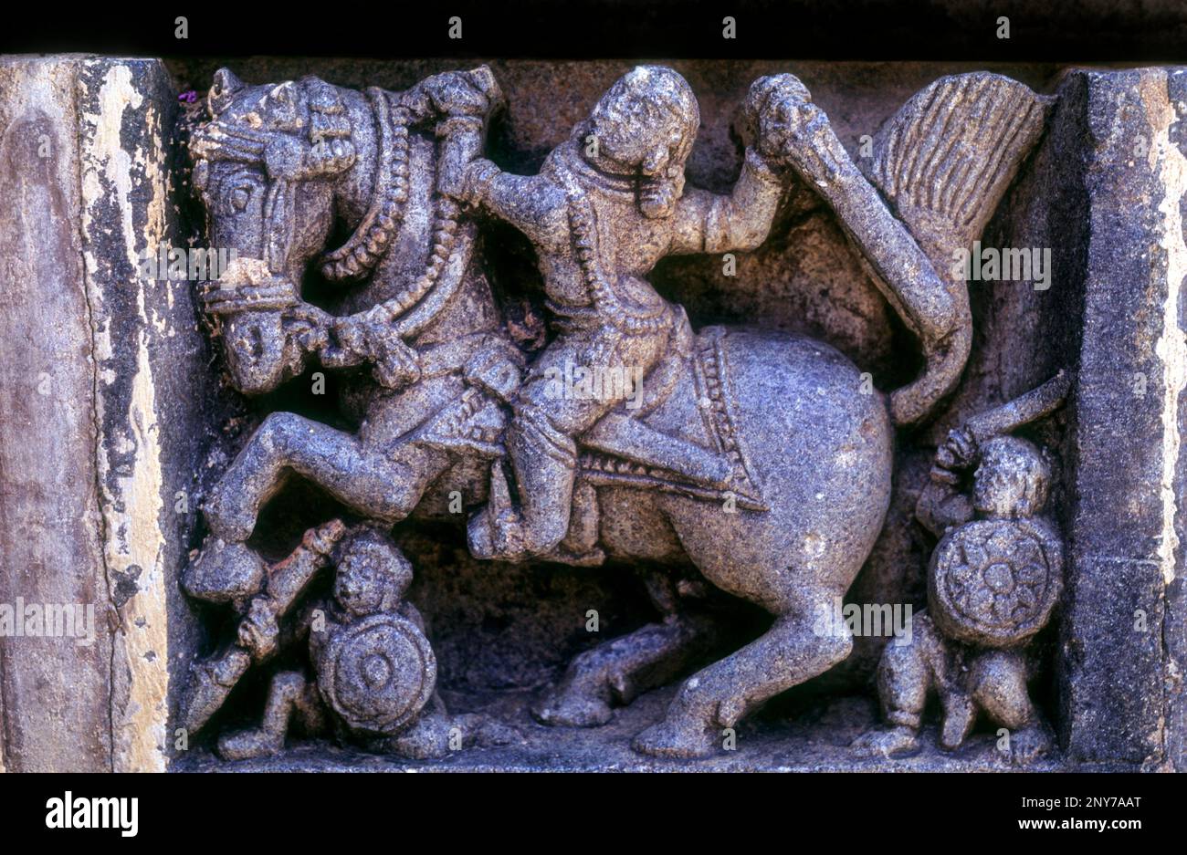 Des hommes qui ont des chevaux admirablement décorés dans le temple de Chennakeshava à Somnathpur, Karnataka 1268 A. D. Inde du Sud, Inde, Asie Banque D'Images