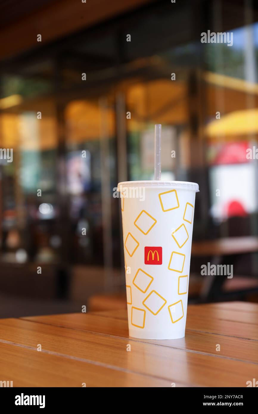 MYKOLAIV, UKRAINE - 11 AOÛT 2021 : boisson McDonald's froide sur table au café Banque D'Images