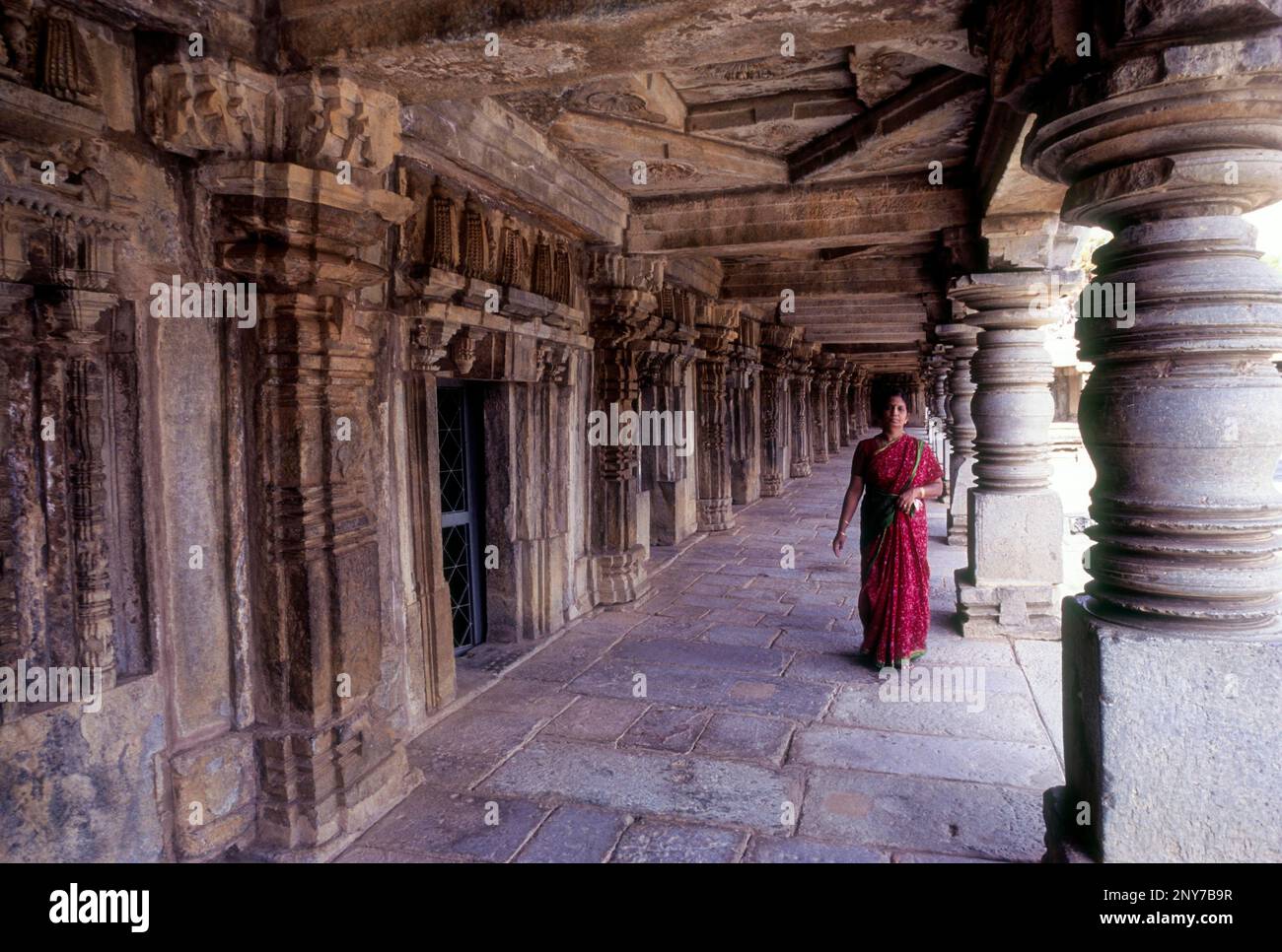 La colonnade pillée autour de la cour du temple Chennakeshava, Somnathpur, Karnataka, Inde du Sud, Inde, Asie Banque D'Images