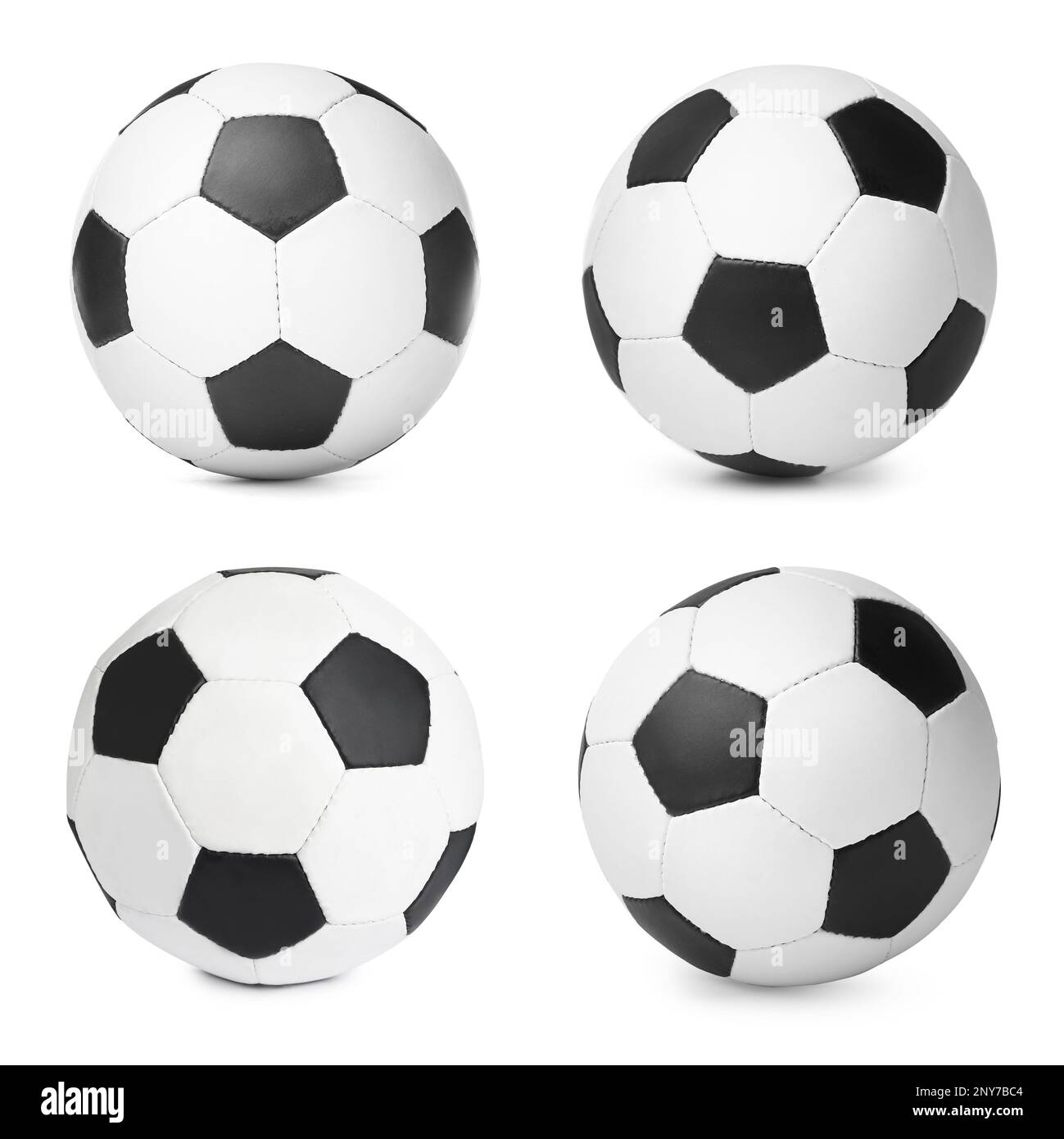 Décor avec ballons de football sur fond blanc. Équipement de football Banque D'Images