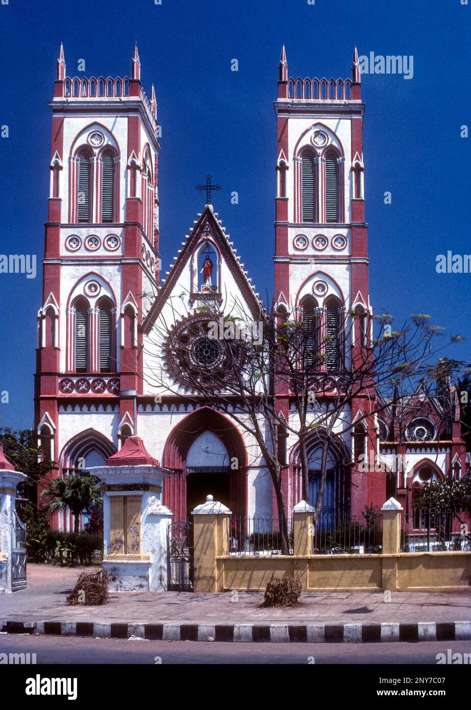 Basilique du Sacré-cœur de Jésus-christ à Puducherry Pondichéry, Inde du Sud, Inde, Asie. Architecture de renaissance gothique. Catholique romaine Banque D'Images