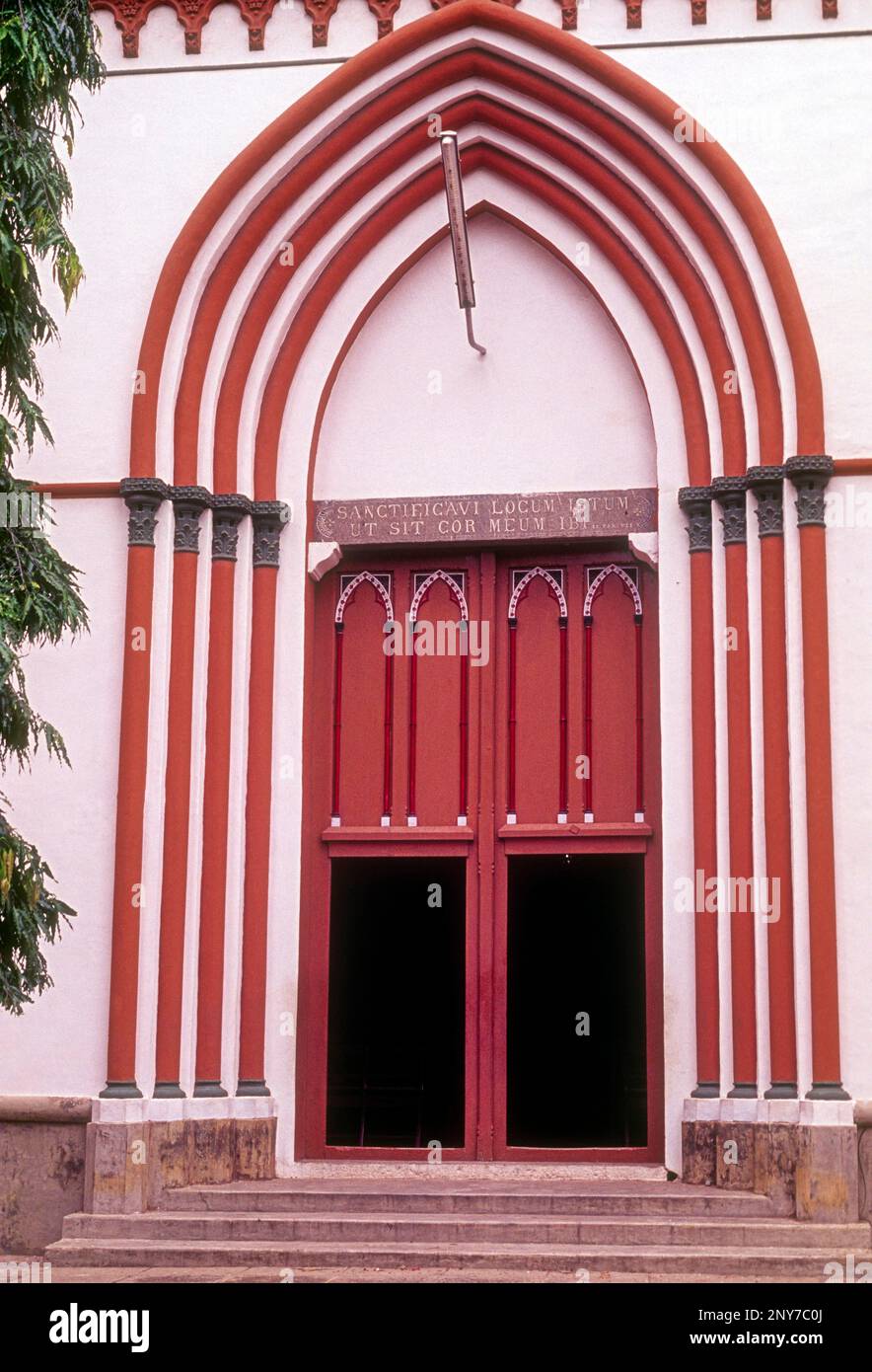 Entrée à la basilique du Sacré-cœur de Jésus-Christ à Puducherry Pondichéry, Inde du Sud, Inde, Asie. Architecture de renaissance gothique. Romain Banque D'Images