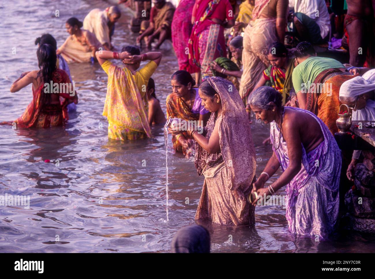 La journée commence tôt sur les ghats comme un plongeon dans la rivière ganga à l'élévation du soleil est considéré comme un lieu propice et purifiant à Varanasi Benaras, Uttar Pradesh Banque D'Images