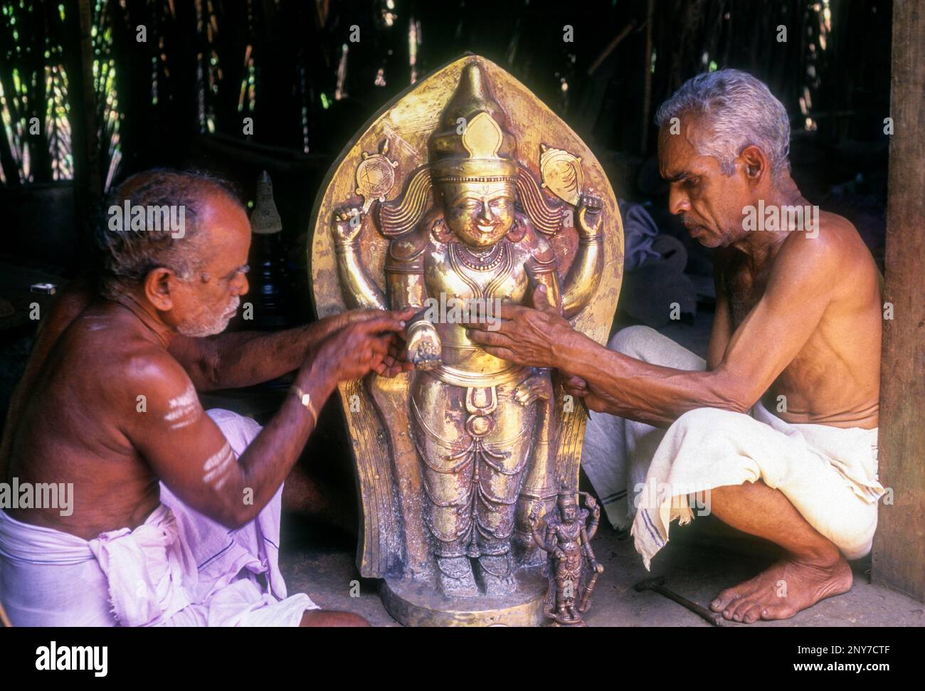 Artisans en bronze Sculpture à Kunnamangalam, Kerala, Inde du Sud, Inde, Asie Banque D'Images
