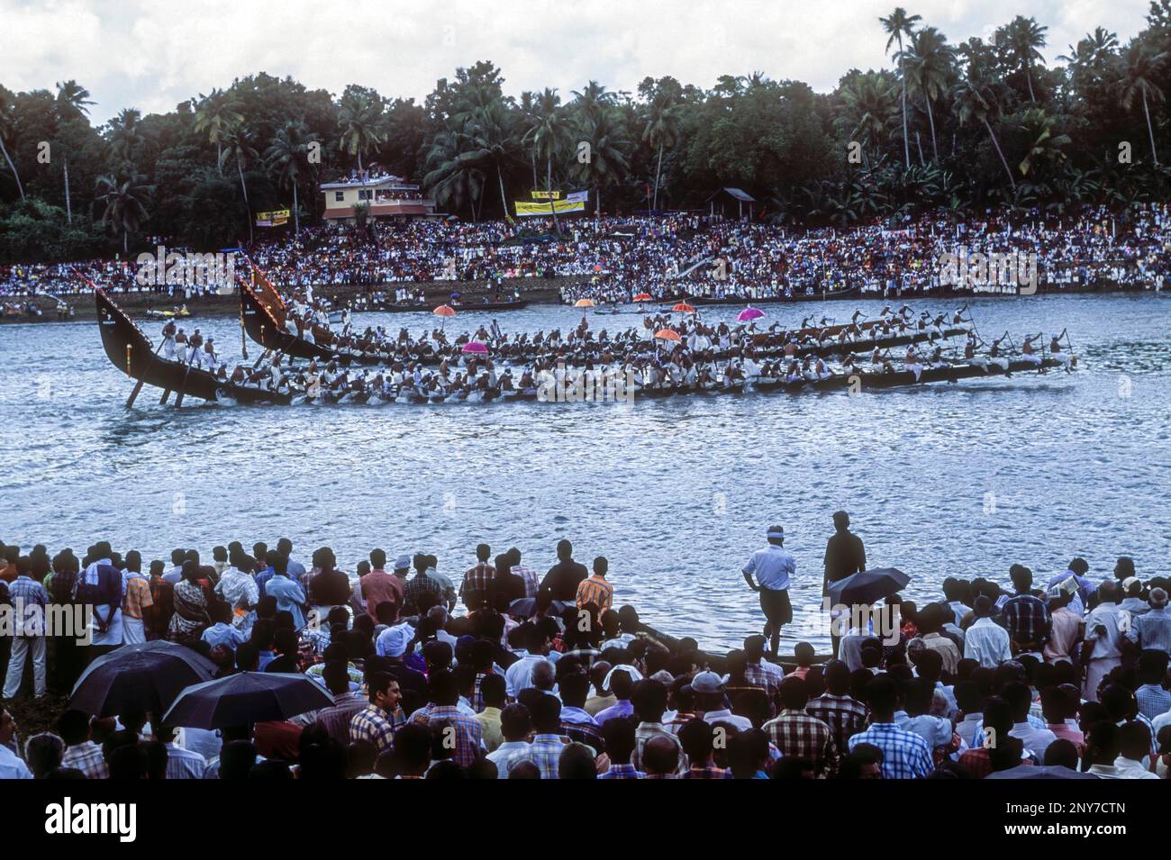 Festival Aranmula Vallamkali, course de bateaux de serpent, sur la rivière Pampa pendant le festival Onam à Aranmula, Kerala, Inde du Sud, Inde, Asie Banque D'Images