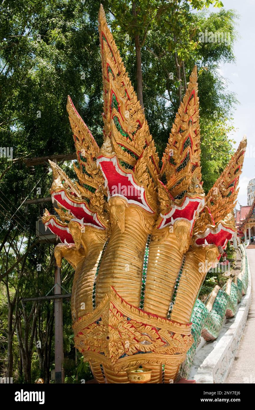 Statue de Naga, cobra à plusieurs têtes, déité de serpent, Wat Bang Riang, temple bouddhiste, Thap put, Amphoe hap put, province de Phang Nga, Thaïlande, Sud-est Banque D'Images