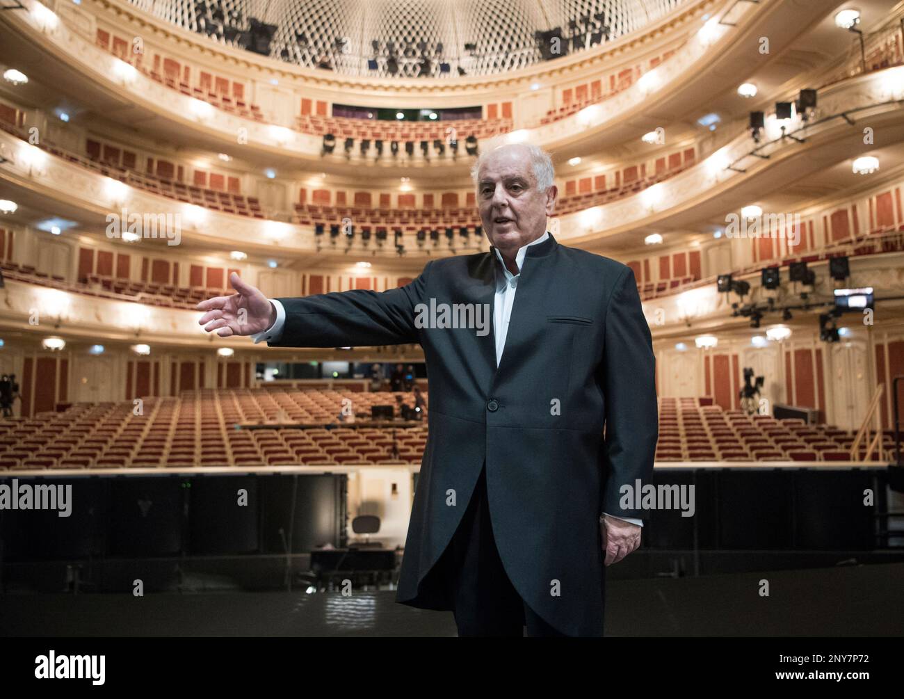 Musical director and conductor Daniel Barenboim stands in the main concert hall of the newly renovated Staatsoper opera house in Berlin, Germany, Friday, Sept. 29, 2017. After seven years of reconstruction the opera house 'Staatsoper Unter den Linden' is about to open its doors again. The first opera will be staged on Tuesday Oct. 3, 2017. (Bernd von Jutrczenka/dpa via AP) Banque D'Images