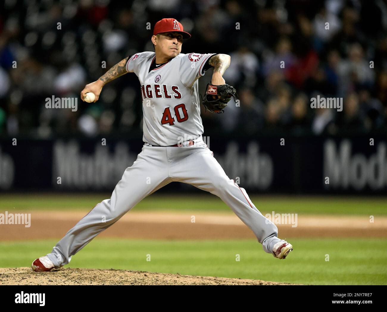 CHICAGO, IL - SEPTEMBER 28: Los Angeles Angels starting pitcher Jesse Chavez (40) pitches the ball during the game between the Los Angeles Angels and the Chicago White Sox on September 28, 2017 at Guaranteed Rate Field in Chicago, Illinois. (Photo by Quinn Harris/Icon Sportswire) (Icon Sportswire via AP Images) Banque D'Images