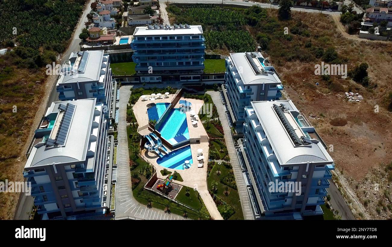 Vue aérienne sur le complexe de l'hôtel avec piscines à l'extérieur. Attache. Survolant un hôtel de loisirs et de spa entouré d'une forêt verte Banque D'Images