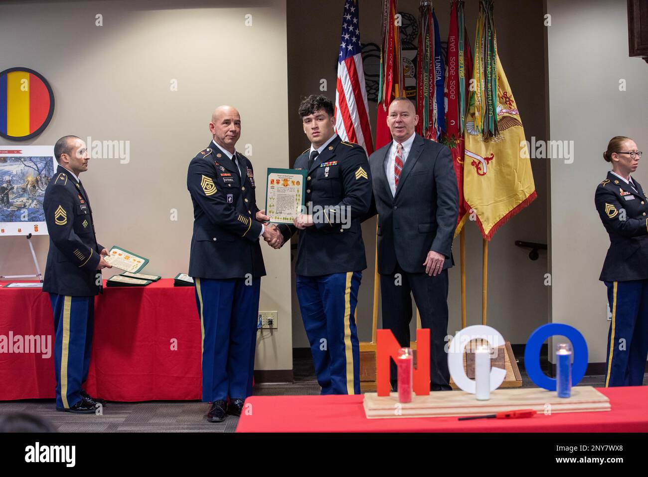 Le Sgt Isaiah X. Garcia, 3rd Bataillon, 27th Régiment d'artillerie de campagne, est intronisé dans le corps de l'ONC lors de la cérémonie d'induction de l'ONC de la Brigade d'artillerie de campagne 18th le 10 janvier 2023, à l'Académie de l'ONC, à ft. Bragg, N.F. La cérémonie d'induction célèbre les NCO nouvellement promus qui rejoignent le corps. Banque D'Images