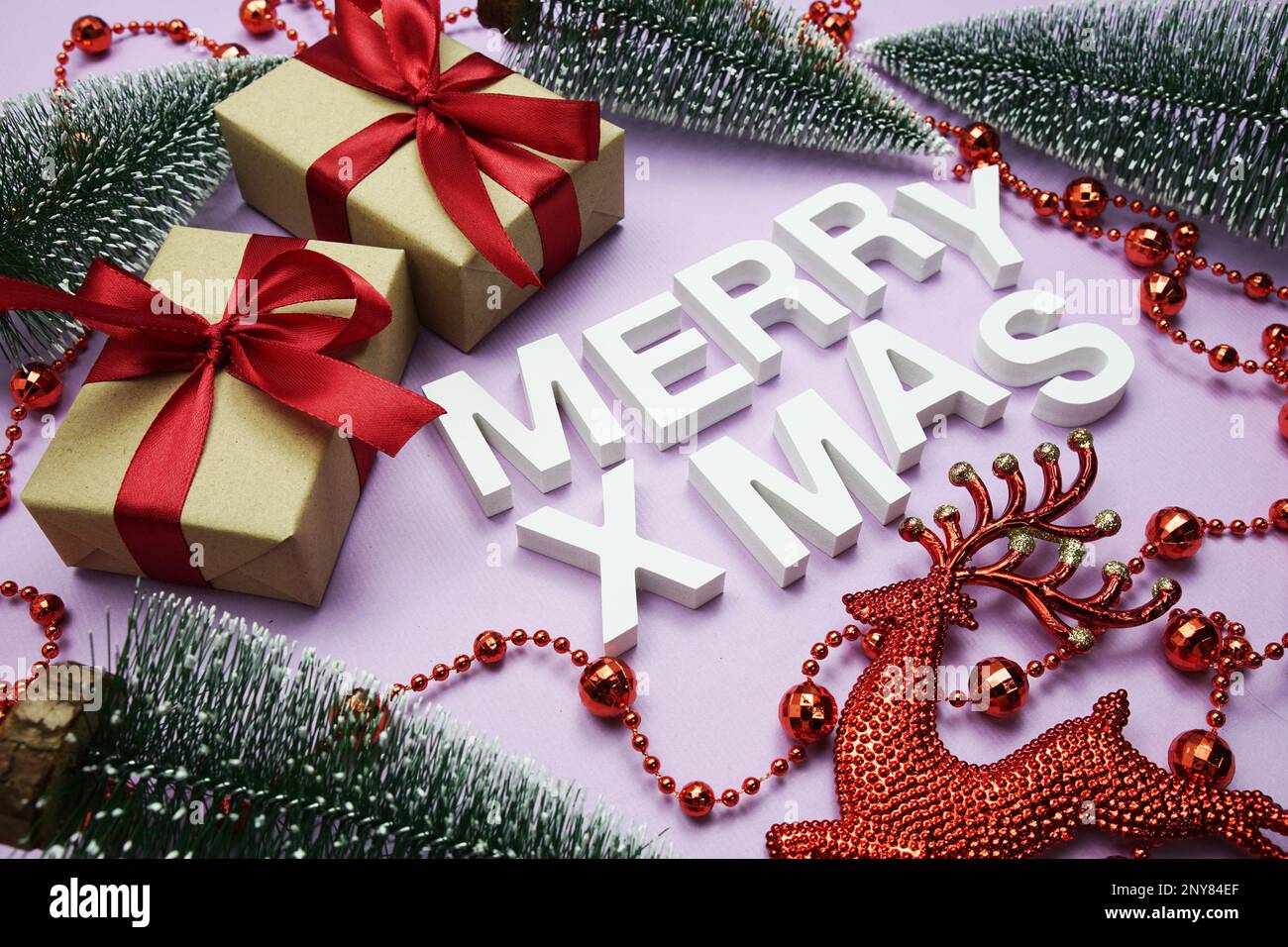 Lettres de Noël avec Noël décorent sur fond violet Banque D'Images