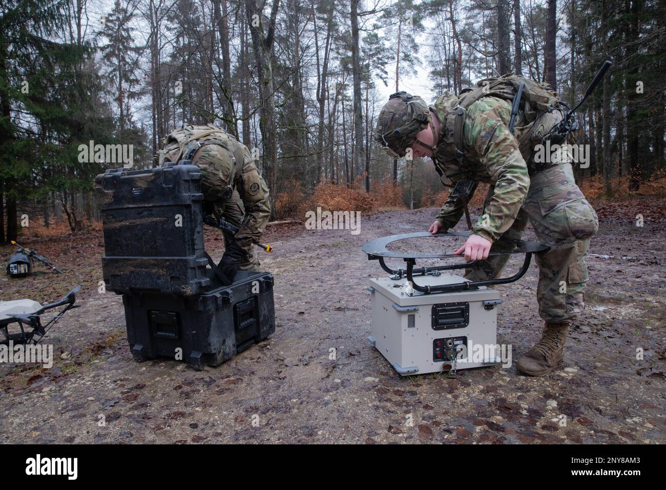 Hohenfels, ALLEMAGNE— États-Unis Le PFC de l'armée Deondre Glover et le 1st Lt. Aiden Huerta, tous deux affectés au 2nd Calvaire Regiment, se préparent à installer un drone pendant le Dragoon Ready 23 aux États-Unis Garnison militaire Bavière Hohenfels sur 1 février 2023. Cet exercice de formation nous permet de mettre en œuvre et de tester des systèmes innovants afin d'accroître notre capacité à accomplir un plus large éventail de tâches tactiques nécessaires pour maintenir notre niveau de préparation. Banque D'Images