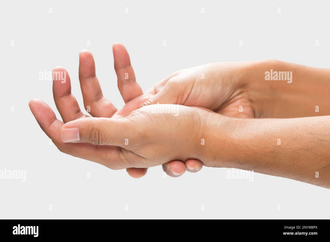 Douleur dans la paume de la main provoquée par des ecchymoses ou des blessures, isolée sur un fond de mur gris. Banque D'Images
