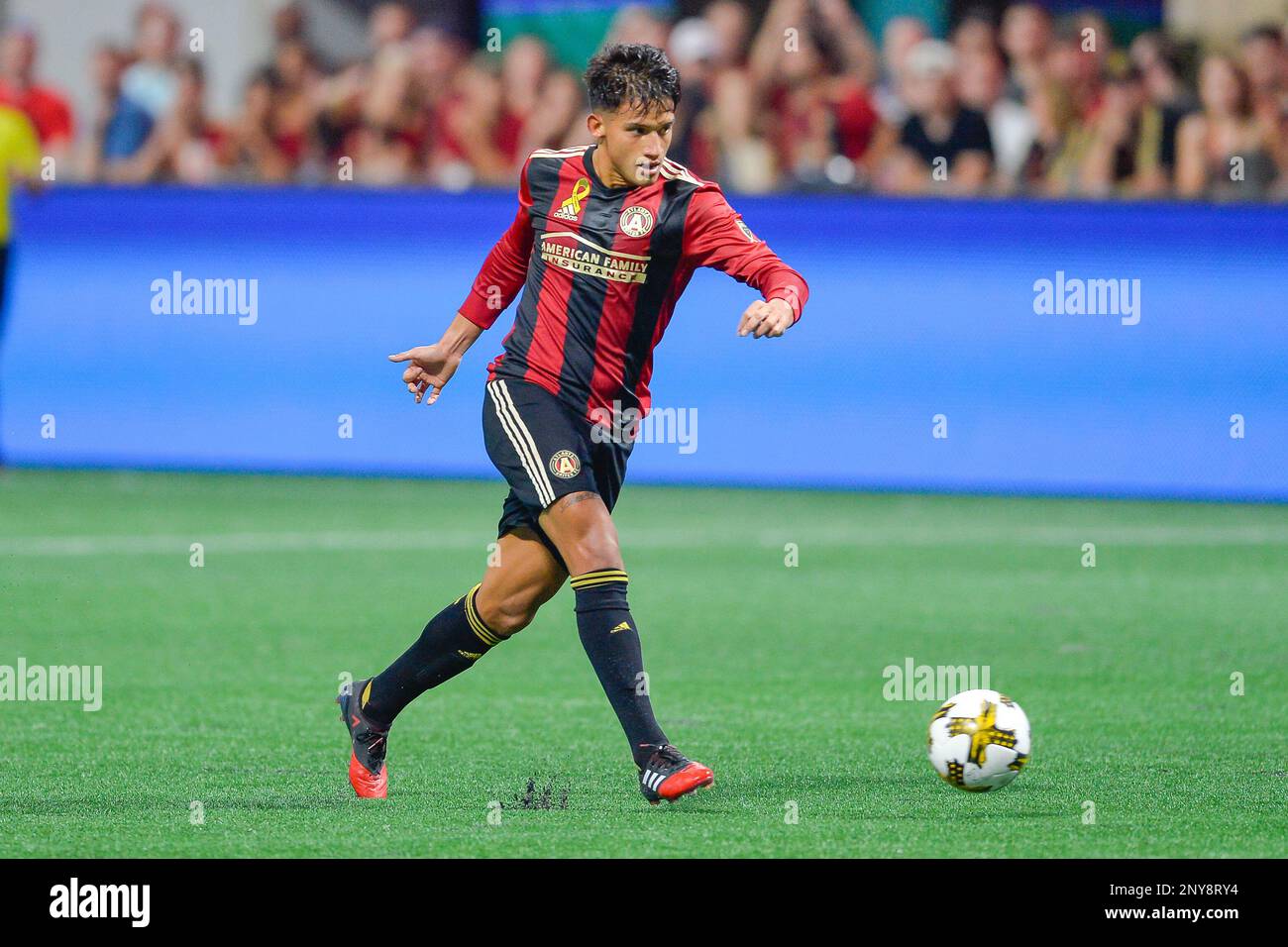 ATLANTA, GA – SEPTEMBER 20: Atlanta's Yamil Asad (11) pushes the ball towards the goal during the first half of the match between Atlanta United and LA Galaxy on September 20, 2017 at Mercedes-Benz Stadium in Atlanta, GA. (Photo by Rich von Biberstein/Icon Sportswire) (Icon Sportswire via AP Images) Banque D'Images