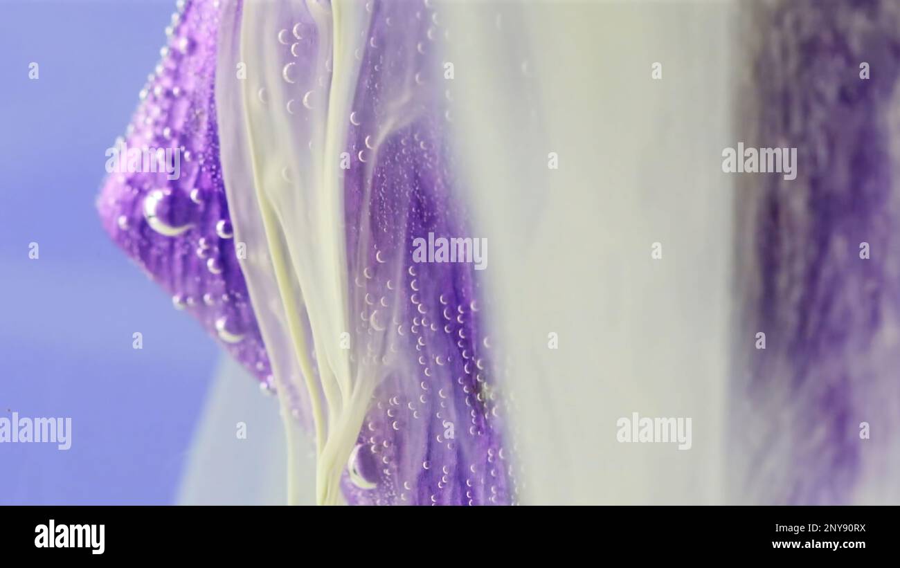 Mouvement de fumée de fleur. Films. Illusion sous l'eau avec la peinture se propageant le long des pétales d'une fleur sous l'eau Banque D'Images