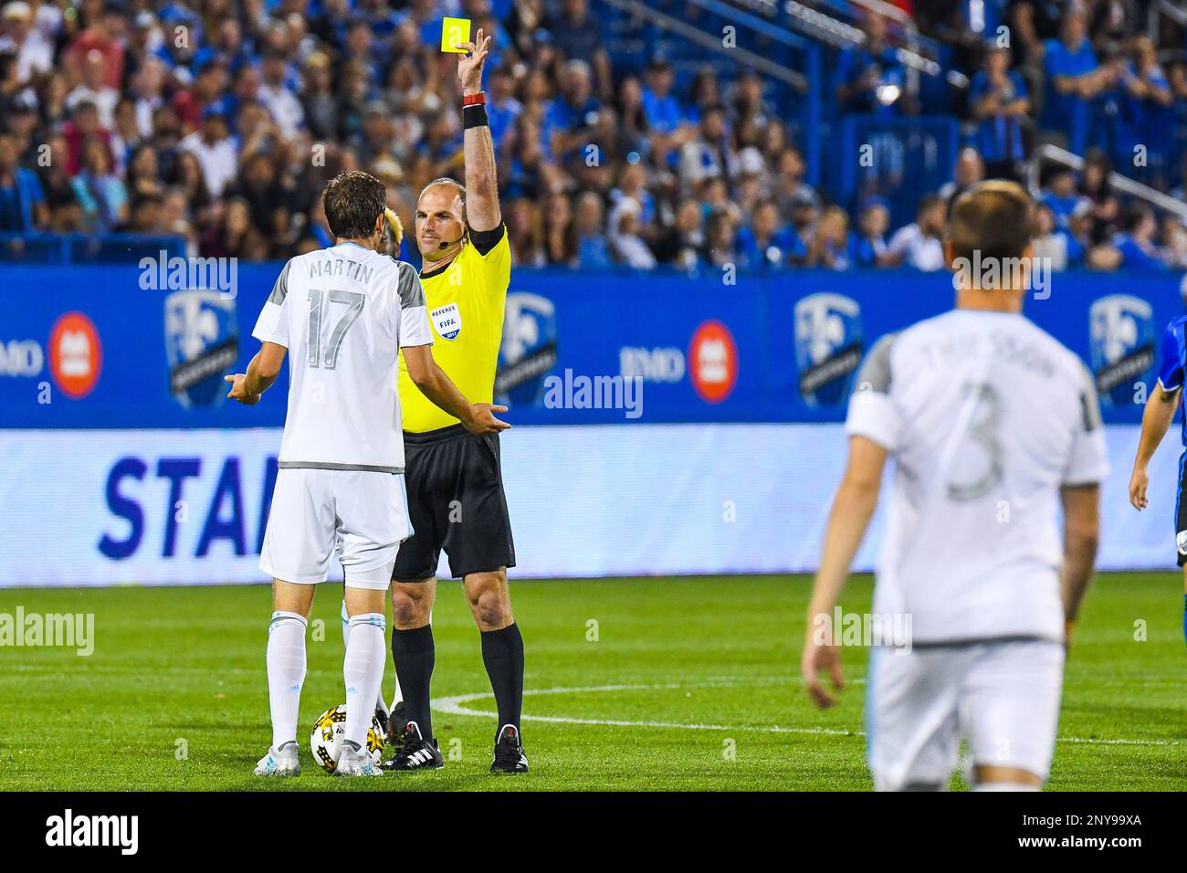 MONTREAL, QC - SEPTEMBER 16: Minnesota United FC midfielder Collin Martin (17) gets a yellow card during the Minnesota United FC versus the Montreal Impact game on September 16, 2017, at Stade Saputo in Montreal, QC (Photo by David Kirouac/Icon Sportswire) (Icon Sportswire via AP Images) Banque D'Images