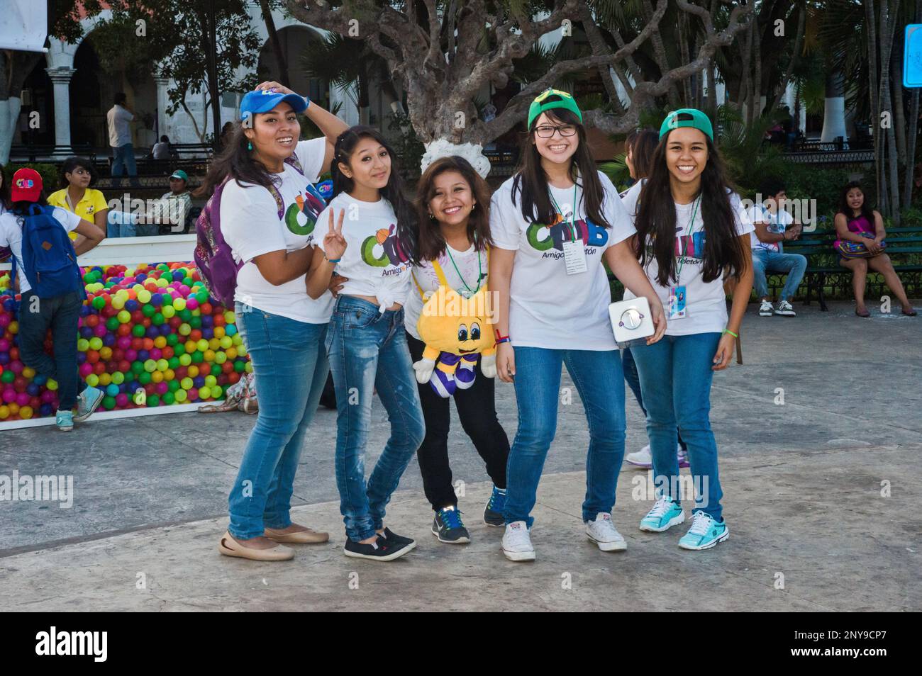 Adolescentes gaies après avoir joué à la Plaza Grande à Merida, dans l'État du Yucatan, au Mexique Banque D'Images