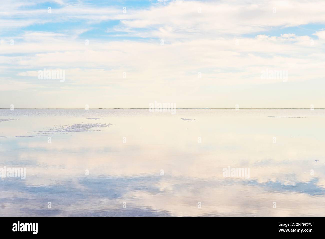 lac salé. Le ciel est réfléchi dans l'eau. Le soir, coucher de soleil nuages se reflète dans le lac. Fond bleu, rose et orange. Concept de paix, de détente Banque D'Images