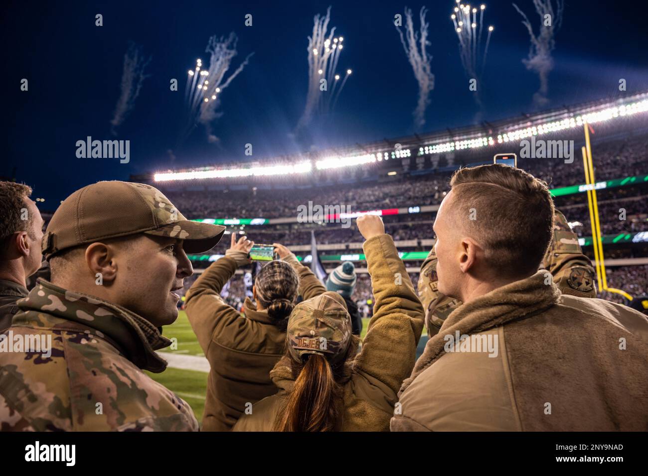 ÉTATS-UNIS Les aviateurs de la Force aérienne, avec la New Jersey Air National Guard 177th Fighter Wing, pendant le match de football à Lincoln Financial Field, Philadelphie, Pennsylvanie, le 29 janvier 2023. Le 177th Fighter Wing a effectué un survol avant le match du championnat NFC. Banque D'Images