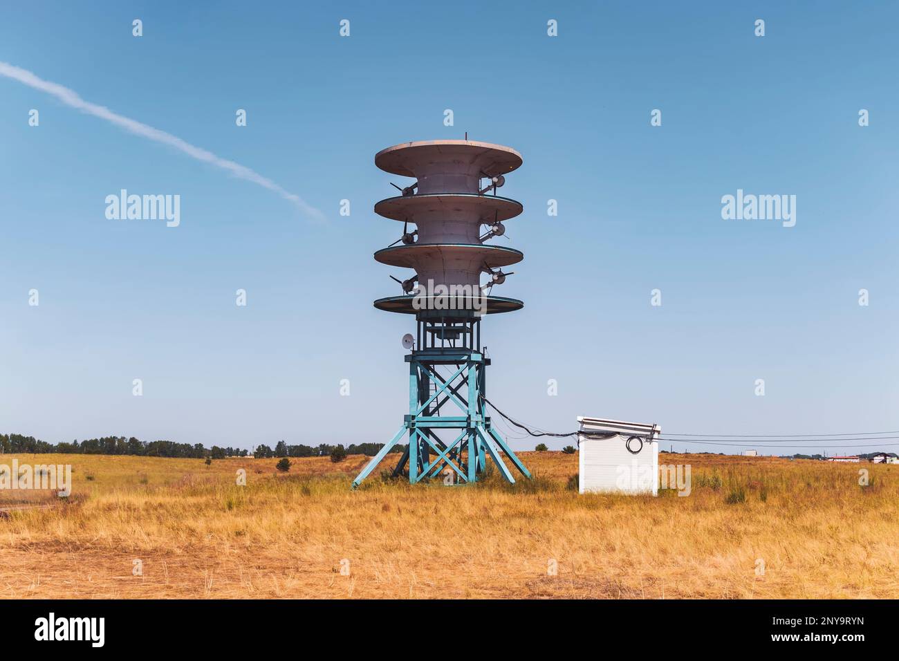 Les moulins à vent pour la production électrique renouvelable. Source d'énergie renouvelable. Moulin contre le ciel bleu. D'énergie électrique. Banque D'Images