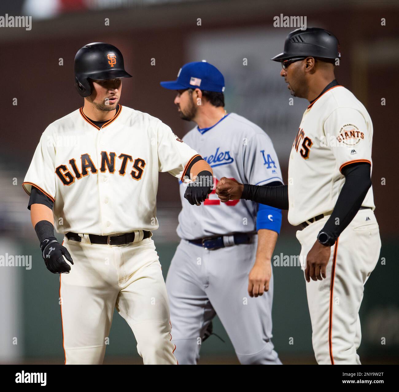 September 11, 2017: San Francisco Giants second baseman Joe Panik (12) gets a fist bump from first base coach Jose Alguacil (17) for his single in the first inning, during a MLB game between the Los Angeles Dodgers and the San Francisco Giants at AT&T Park in San Francisco, California. Valerie Shoaps/CSM (Cal Sport Media via AP Images) Banque D'Images